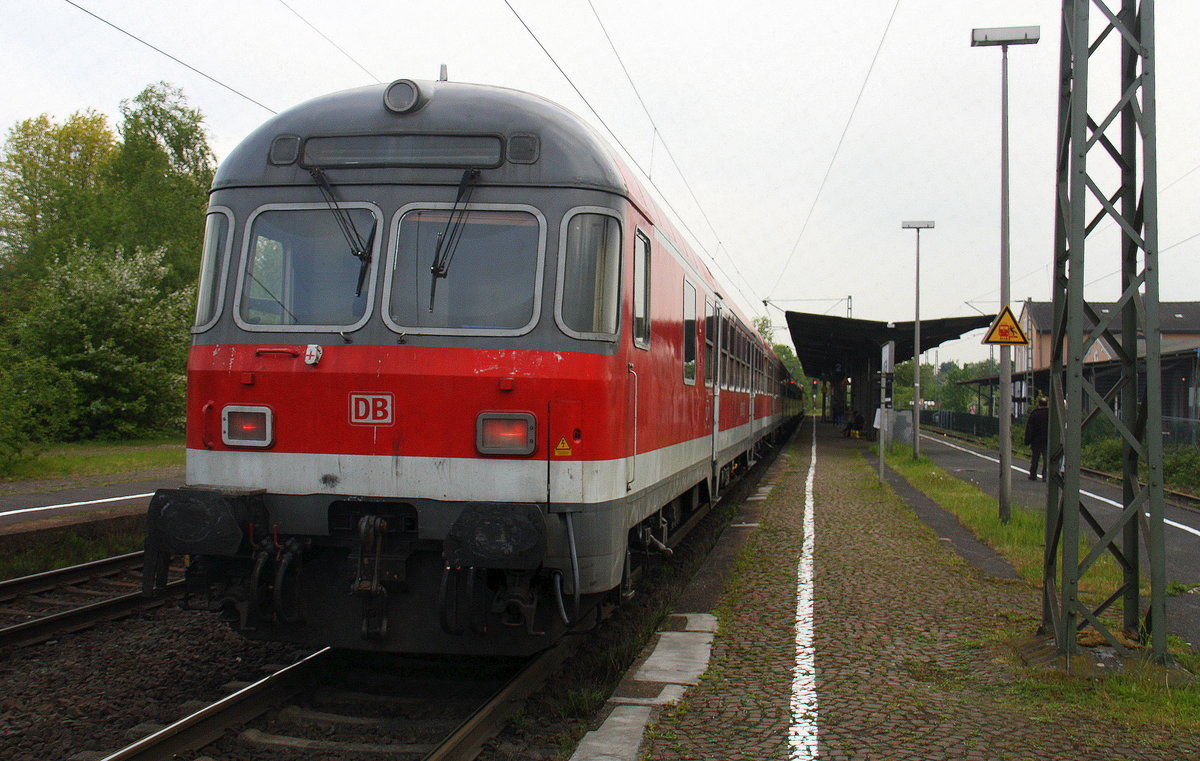 Ein Nachschuss von dem RE8 Verstärker von Köln-Messe-Deutz nach Kaldenkirchen steht in Kaldenkirchen.
Aufgenommen vom Bahnsteig 1 von  Kaldenkirchen.
Bei Wolken am Abend vom 5.5.2017.