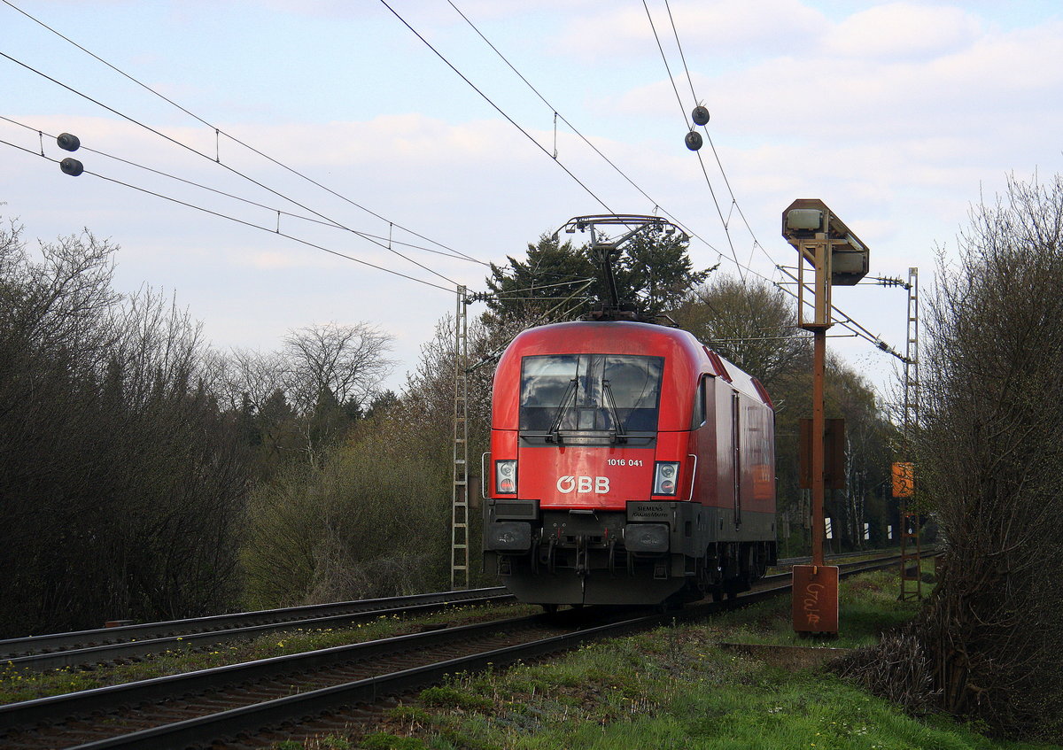 Ein Nachschuss von dem Taurus 1016 041 von ÖBB kommt von einer Schubhilfe vom Gemmenicher Tunnel zurück nach Aachen-West. 
Aufgenommen an der Gemmenicher-Rampe am Gemmenicher-Weg auf dem Montzenroute. 
Bei schönem Frühlingswetter am Nachmittag vom 18.4.2016.