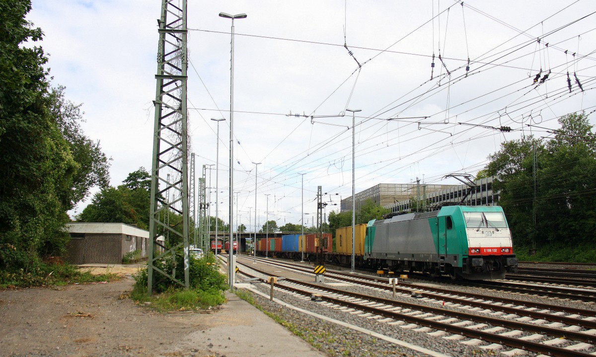 Ein Nachschuss von der E 186 132 von Crossrail  schiebt einen langen  MSC-Containerzug von Aachen-West nach Antwerpen-Berendrecht(B) bis zum Gemmenicher-Tunnel.Vorne fährt eine Class 66 DE6307 von DLC Railways bei der Ausfahrt aus Aachen-West bei Sonne und Regenwolken am Nachmittag vom 5.7.2014.