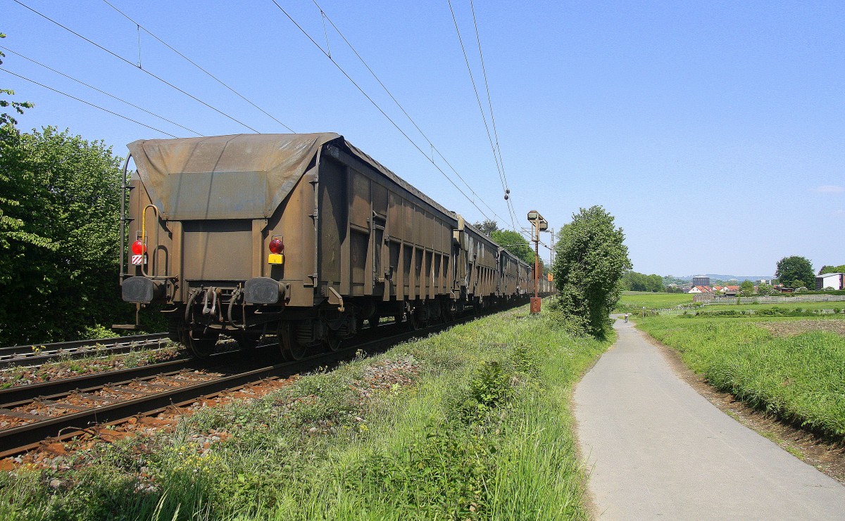 Ein Nachschuss von einem Bleizug aus Antwerpen-Lillo(B) nach Stolberg-Hammer(D).
Aufgenommen an der Gemmenicher-Rampe am Gemmenicher-Weg auf dem Montzenroute.
Bei schönem Frühlingswetter am 15.5.2015.
