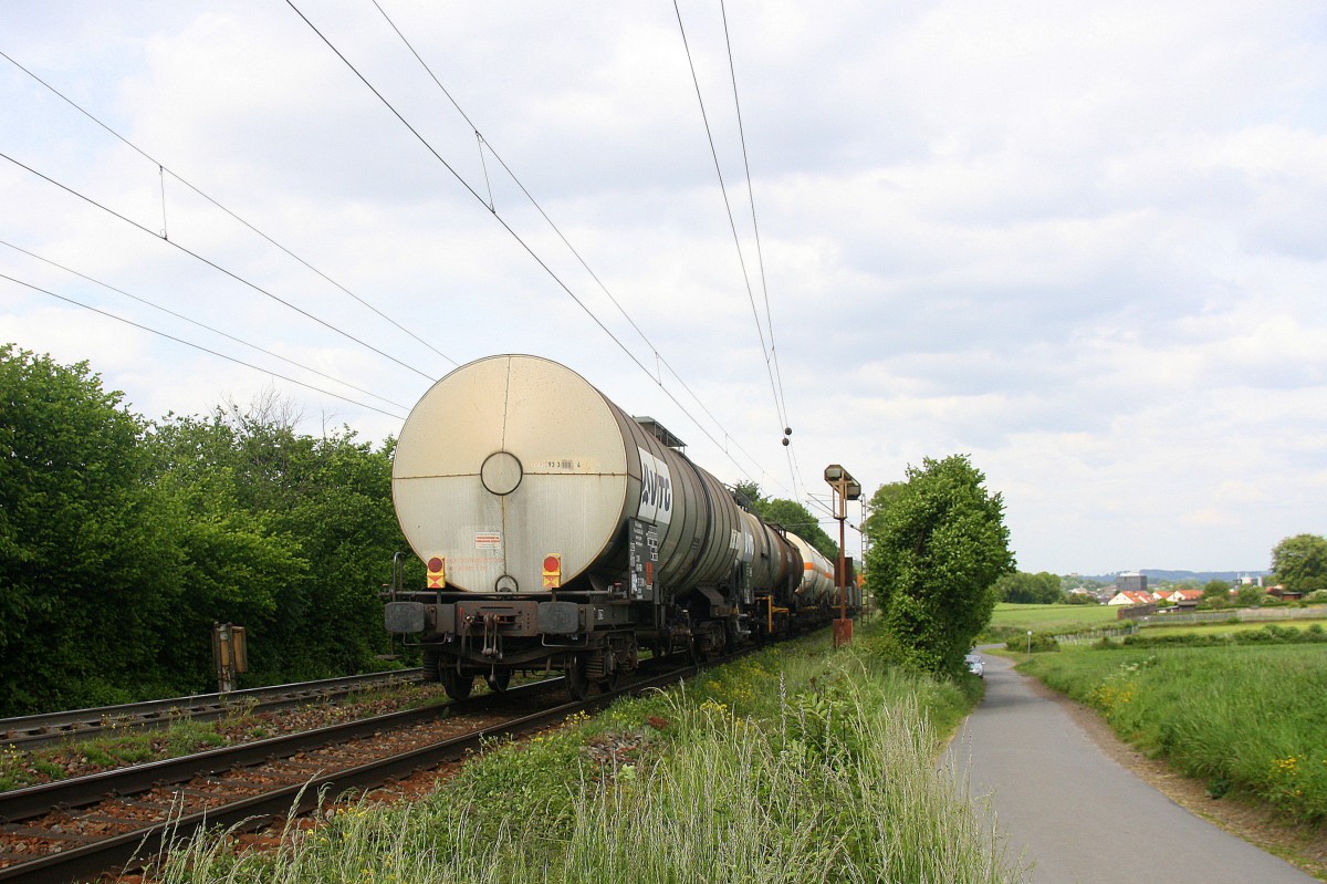 Ein Nachschuss von einem gemischten Güterzug aus Antwerpen-Noord(B) nach Köln-Gremberg(D). 
Aufgenommen an der Montzenroute am Gemmenicher-Weg.
Bei Sonne und Wolken am Nachmittag vom 29.5.2015.