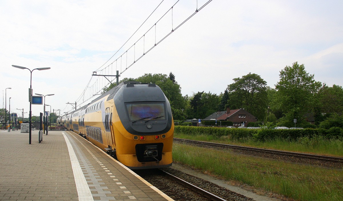Ein Nachschuss von einem Holländischer Doppeldecker aus Alkmaar(NL) nach Maastricht(NL) und fuhr durch Geleen-Lutterade und fährt in Richtung Maastricht(NL). Aufgenommen in Geleen-Lutterade(NL). 
Bei Sonne und Regenwolken am Nachmittag vom 25.5.2015.