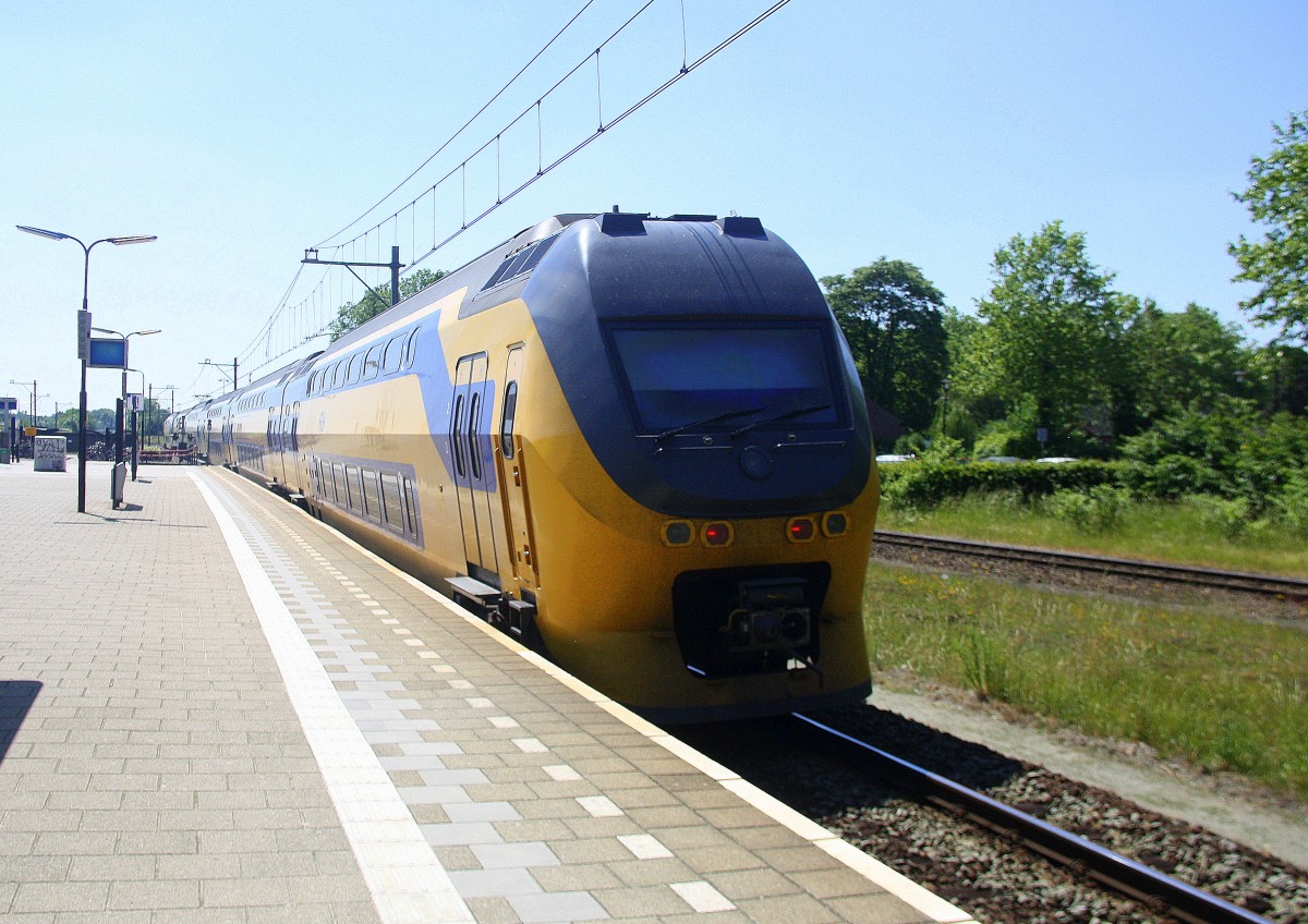 Ein Nachschuss von einem Holländischer Doppeldecker aus Alkmaar(NL) nach Maastricht(NL) und fuhr durch Geleen-Lutterade und fährt in Richtung Maastricht(NL). Aufgenommen in Geleen-Lutterade(NL).
Bei Sommerwetter am Nachmittag vom 5.6.2015.
