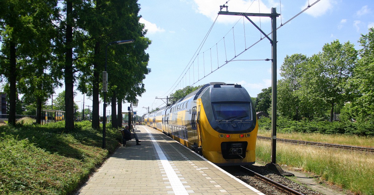 Ein Nachschuss von einem Holländischer Doppeldecker aus Alkmaar(NL) nach Maastricht(NL) und fuhr durch Geleen-Lutterade und fährt in Richtung Maastricht(NL). Aufgenommen in Geleen-Lutterade(NL). 
Bei schönem Sonnenschein am Mittag vom 14.6.2015.