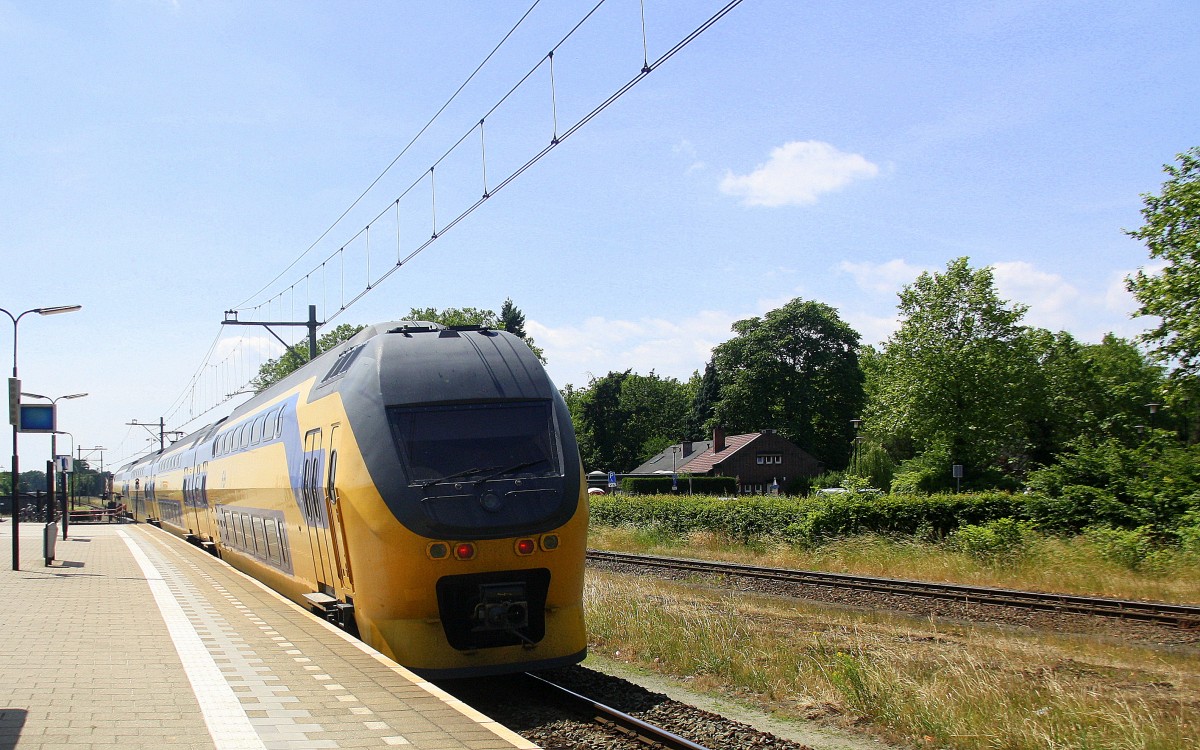 Ein Nachschuss von einem Holländischer Doppeldecker aus Alkmaar(NL) nach Maastricht(NL) und fuhr durch Geleen-Lutterade und fährt in Richtung Maastricht(NL). Aufgenommen in Geleen-Lutterade(NL). Bei schönem Sonnenschein am Nachmittag vom 14.6.2015.