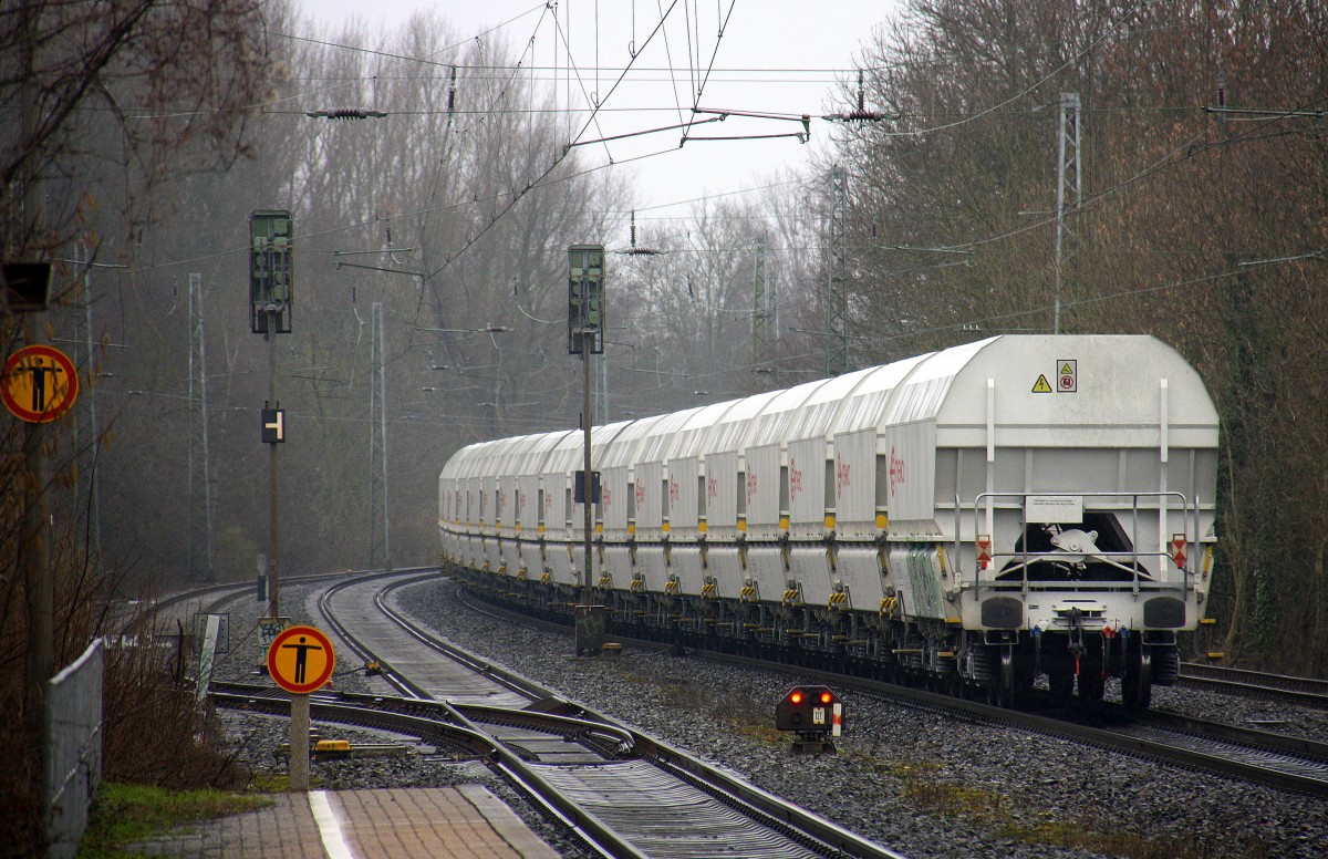 Ein Nachschuss von einem Kalkleerzug aus Millingen(D) nach Yves-Gomezee(B) Aufgenommen von Bahnsteig 1 in Kohlscheid. 
Bei Nieselregen am Kalten Nachmittag vom 1.3.2016.