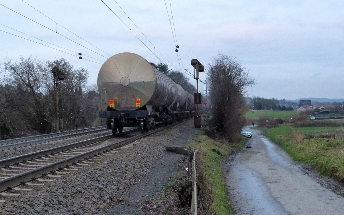 Ein Nachschuss von einem Kesselzug aus Antwerpen-BASF nach Ludwigshafen-BASF(D). 
Aufgenommen an der Montzenroute am Gemmenicher-Weg. 
In der Abendstimmung vom 22.1.2018.