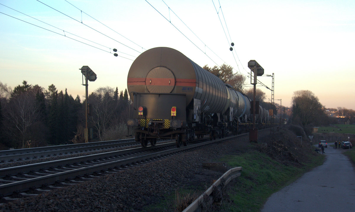 Ein Nachschuss von einem Kesselzug aus Antwerpen-BASF nach Ludwigshafen-BASF(D). 
Aufgenommen an der Montzenroute am Gemmenicher-Weg. 
In der Abendstimmung am Abend vom 25.2.2019.