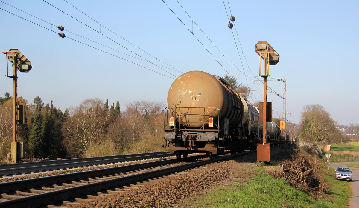 Ein Nachschuss von einem Kesselzug aus Antwerpen-Noord/Verb.Adpo(B) nach Burghausen Wackerwerk(D).
Aufgenommen an der Montzenroute am Gemmenicher-Weg. 
Bei schönem Frühlingswetter am Nachmittag vom 1.4.2019.