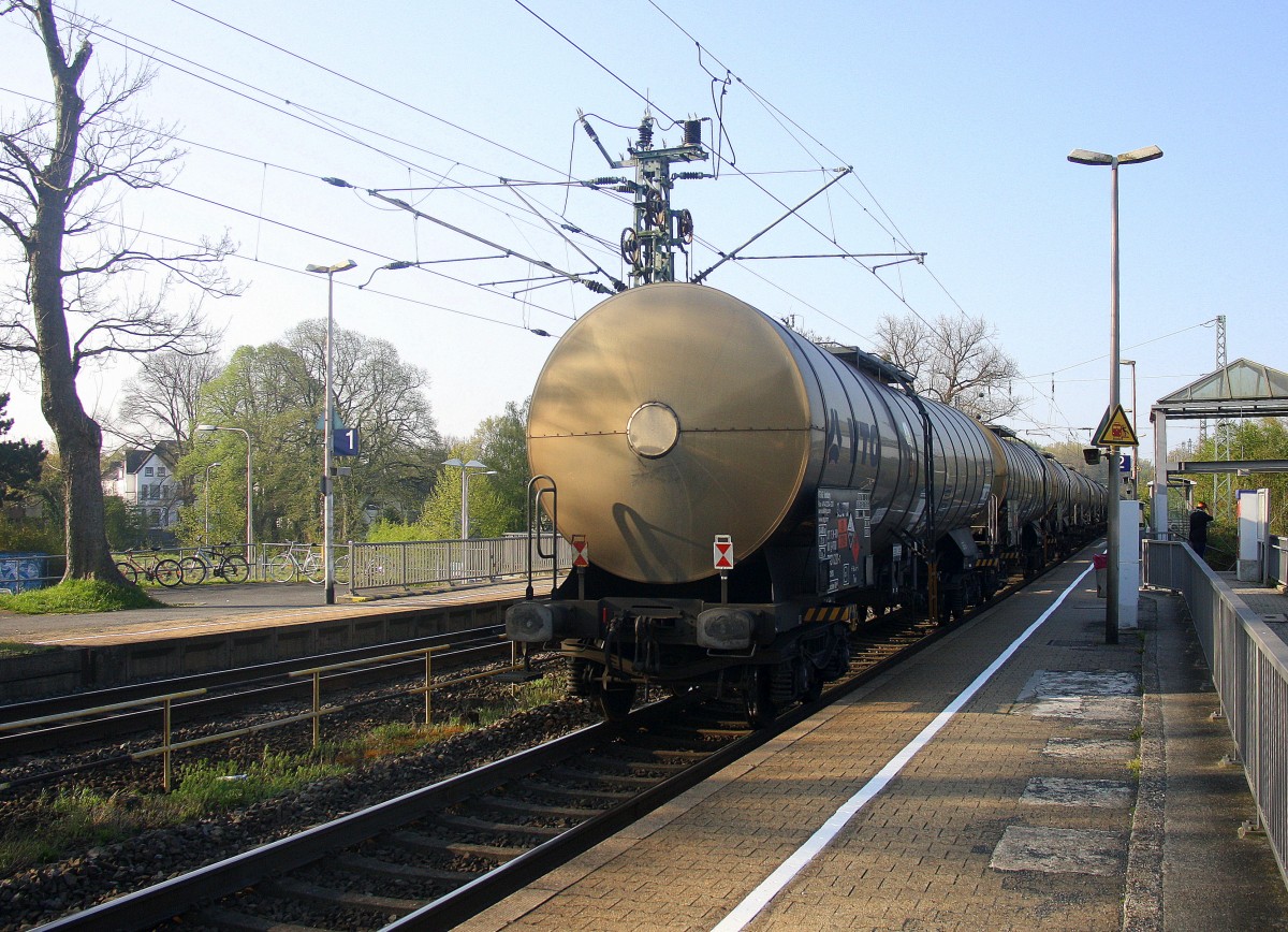 Ein Nachschuss von einem Kesselzug aus Burghausen-Wackerwerk nach Antwerpen-Noord(B).
Aufgenommen in Kohlscheid. Am einem schönem Frühlingsmorgen vom 24.4.2015.