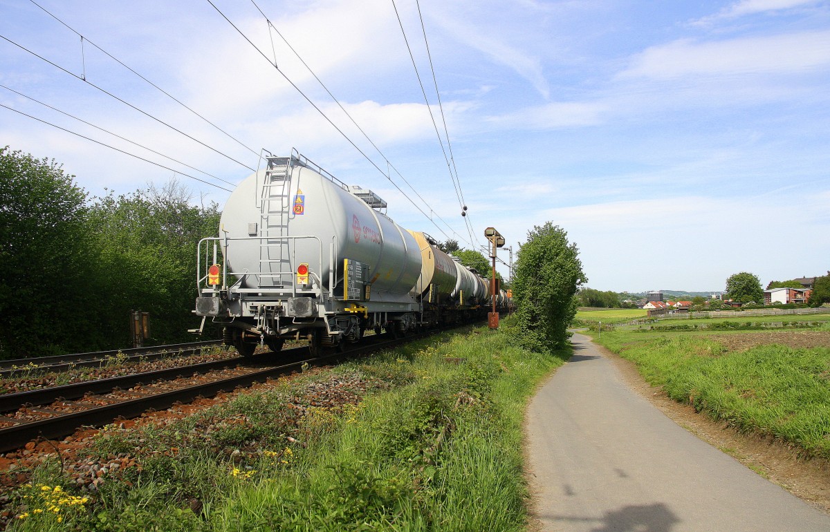 Ein Nachschuss von einem Kesselzug aus Antwerpen-Kanaaldok(B) nach Millingen(D).
Aufgenommen an der Montzenroute am Gemmenicher-Weg. 
Bei Sommerwetter am Nachmittag vom 11.5.2015.
Und das ist mein 4500tes Bahnbild bei http://WWW.Bahnbilder de.