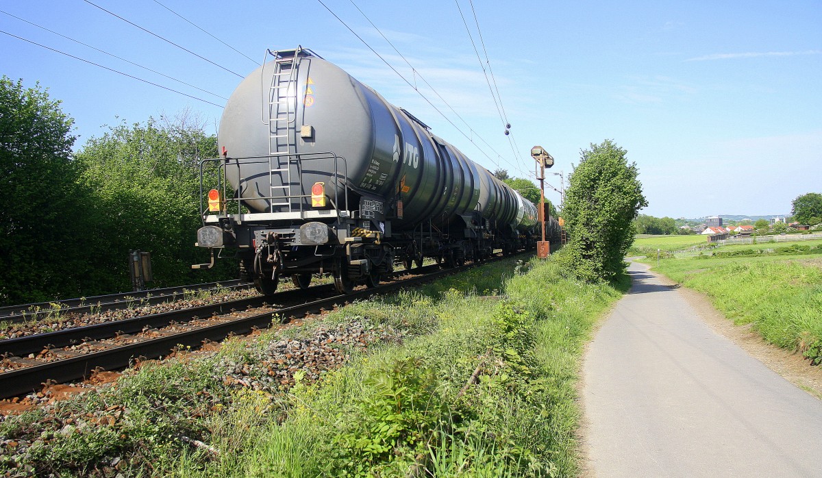 Ein Nachschuss von einem Kesselzug aus Antwerpen-Petrol(B) nach Stuttgart-Hafen(D). Aufgenommen an der Montzenroute am Gemmenicher-Weg. Bei schönem Frühlingswetter am Nachmittag vom 13.5.2015.