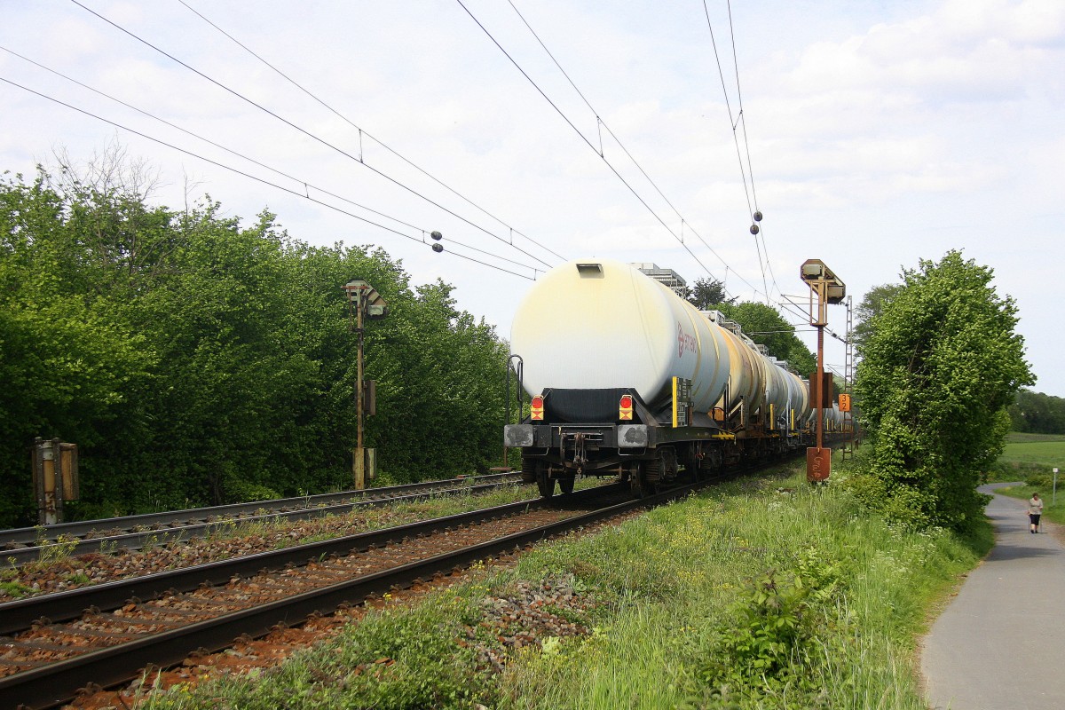 Ein Nachschuss von einem Kesselzug aus Antwerpen-Kanaaldok(B) nach Millingen(D). Aufgenommen an der Montzenroute am Gemmenicher-Weg.
Bei Sonne und Wolken am Nachmittag vom 18.5.2015. 