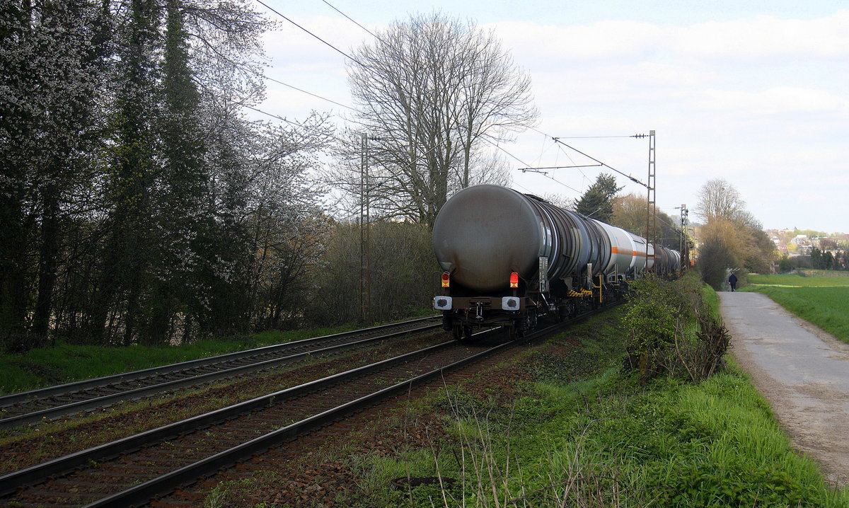 Ein Nachschuss von einem Kesselzug aus Antwerpen-BASF nach Ludwigshafen-BASF(D).
Aufgenommen an der Montzenroute am Gemmenicher-Weg. 
Bei schönem Frühlingswetter am Nachmittag vom 18.4.2016.