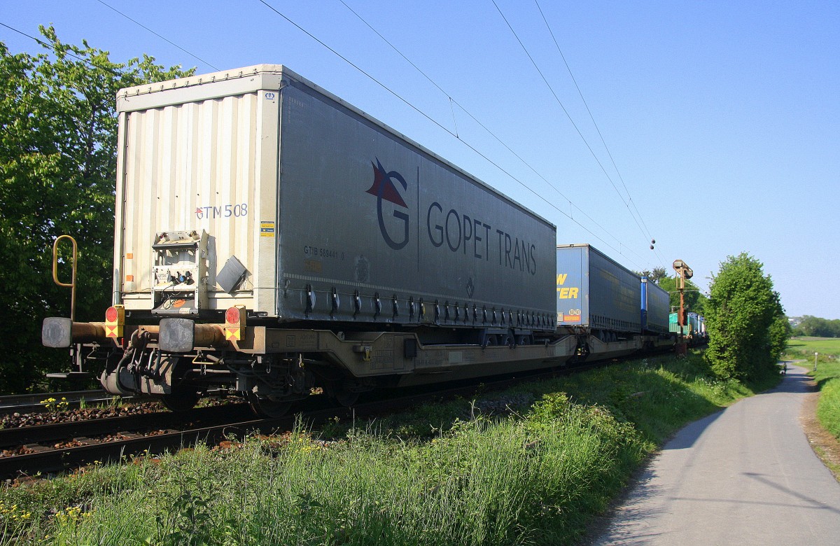 Ein Nachschuss von  einem KLV-Containerzug aus Genk-Goederen(B) nach Frankfurt-Höchstadt am Main(D).
Aufgenommen an der Gemmenicher-Rampe am Gemmenicher-Weg auf dem Montzenroute. 
Bei schönem Frühlingswetter am Abend vom 15.5.2015.