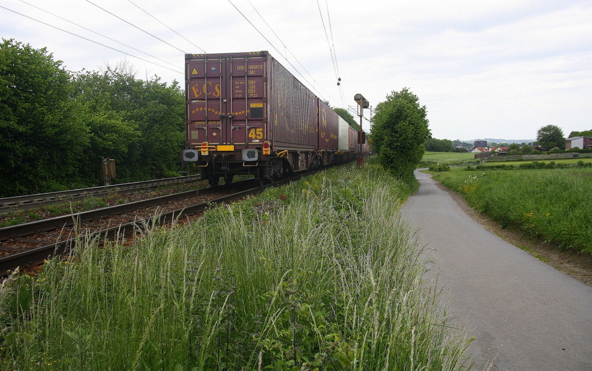 Ein Nachschuss von einem KLV-Containerzug aus Genk-Goederen(B) nach Frankfurt-Höchstadt am Main(D). Aufgenommen an der Gemmenicher-Rampe am Gemmenicher-Weg auf dem Montzenroute. Bei Wolken am Nachmittag vom 29.5.2015.