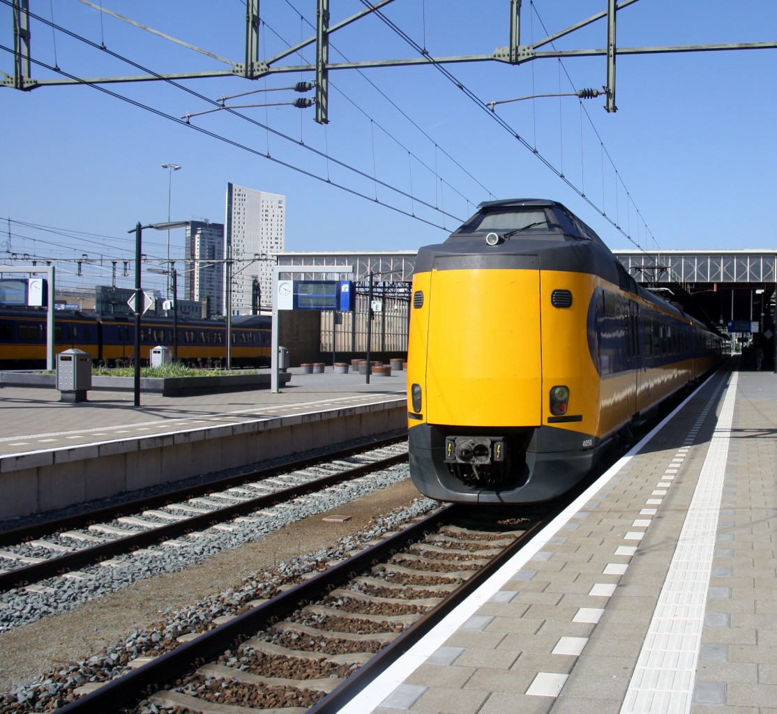 Ein Nachschuss von einem Koploper der NS aus Heerlen(NL) nach Amsterdam-Schiphol (Airport)NL).
Aufgenommen in Eindhoven(NL).
Bei schönem Sonnenschein  am Vormittag vom 4.6.2015.