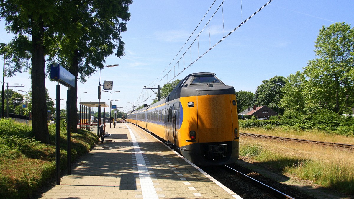 Ein Nachschuss von einem Koploper der NS aus Roermond(NL) nach Maastricht-Randwyck(NL) und hilt in Geleen-Lutterade(NL)  und fuhr dann weiter in Richtung Maastricht(NL). Aufgenommen in Geleen-Lutterade(NL).
Bei schönem Sonnenschein am Mittag vom 14.6.2015.