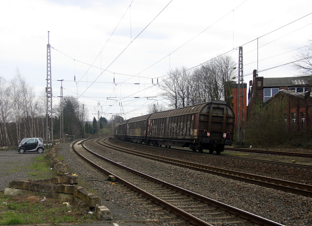 Ein Nachschuss vom einem Kurzen Güterzug aus Stolberg(Rheinland-Hbf) nach Neumühl
und fährt durch Eschweiler-Hbf in Richtung Düren.
Aufgenommen vom Bahnsteig 1 in Eschweiler-Hbf. 
Am 28.3.2015. 