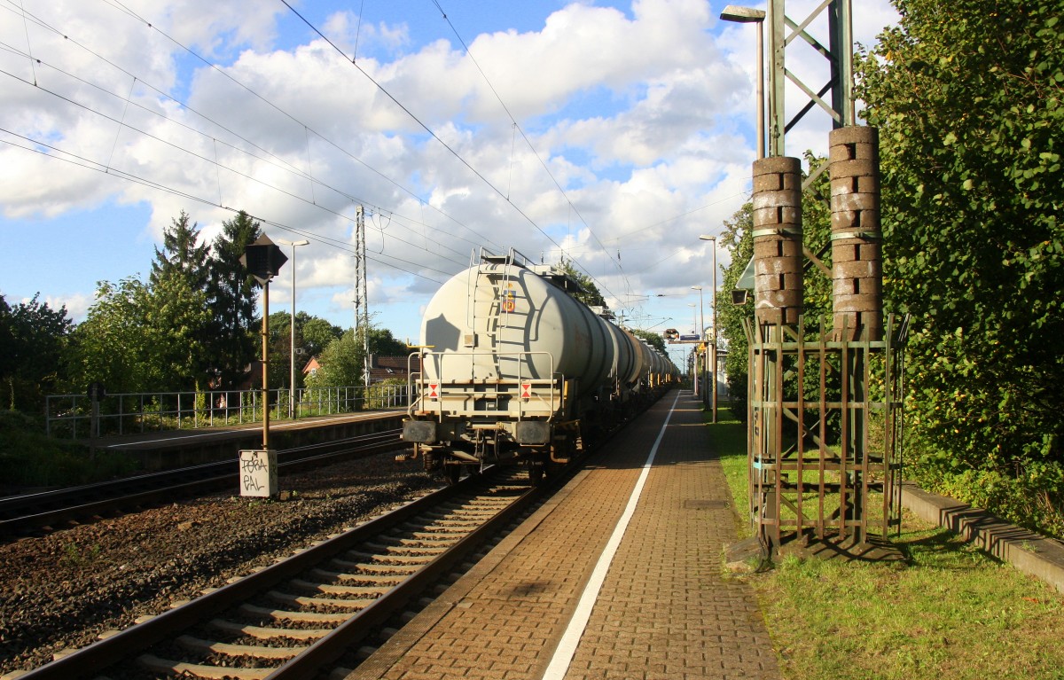 Ein Nachschuss von einem Kurzen Kesselzug aus  Antwerpen-Kanaaldok(B) nach Millingen(D) und fährt durch Kohlscheid und fährt in Richtung Herzogenrath,Neuss. 
Bei Sonne und Regenwolken am Abend vom 14.9.2015.