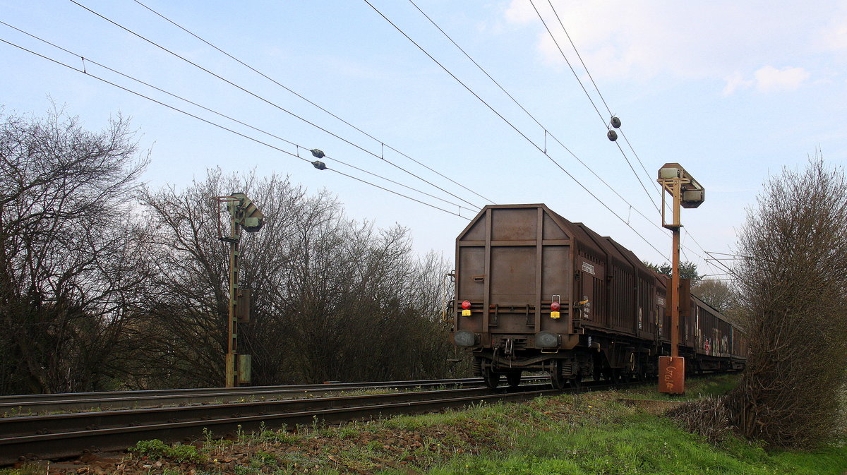 Ein Nachschuss von einem langen Coilzug aus Antwerpen-Waaslandhaven(B) nach Linz-Voestalpine(A).
Aufgenommen an der Montzenroute am Gemmenicher-Weg. 
Bei schönem Frühlingswetter am Nachmittag vom 14.4.2016. 