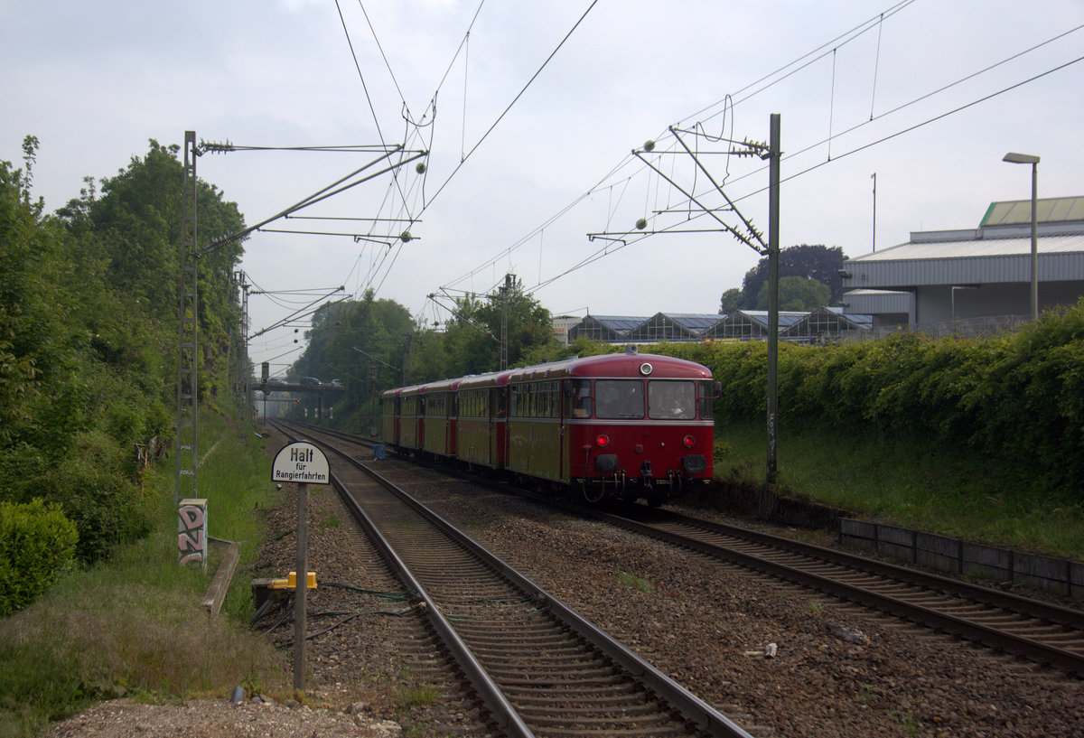 Ein  Nachschuss von einem Schienenbus von der VEB für AKE unterwegs AKE-Rheingold auf der Sonderfahrt  Rund um Aachen  und kamm aus Richtung Aachen-Hbf,Aachen-Schanz,Aachen-West,Laurensberg,Richterich und fuhr durch Kohlscheid in Richtung Herzogenrath. 
Aufgenommen von Bahnsteig 2 in Kohlscheid. 
Bei schönem Frühlingswetter am Vormittag vom 18.5.2019.