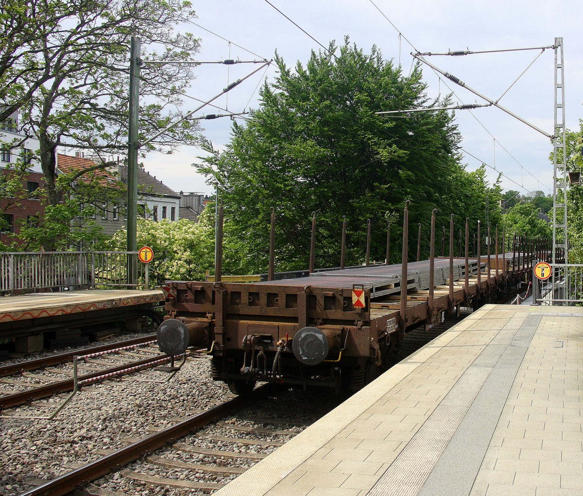Ein Nachschuss von einem Stahlplattenzug aus Richtung Köln.
Aufgenommen in Aachen-Schanz. 
Bei Sonne und Wolken am Nachmittag vom 12.5.2015.
