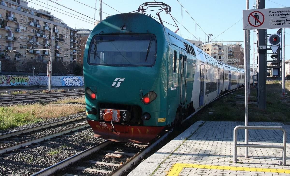 Ein Nachschuss von einen italienischer Doppeldecker von  Roma-Ostiense(I) nach  Viterbo-Porta-Romana(I) bei der Abfahrt von Roma-Ostiense(I) und fährt in Richtung Roma-Trastevere(I) bei schönem Sonnenschein am Mittag vom 29.12.2014.