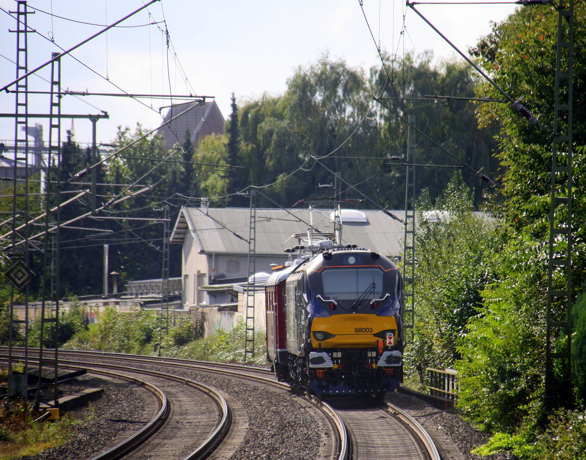 Ein Nachschuss von einer Englischen Dieselok. 
Aufgenommen von Bahnsteig 1 in Erkelenz.
Bei Sonnenscein und Regenwolken am Mittag vom 3.10.2016. 