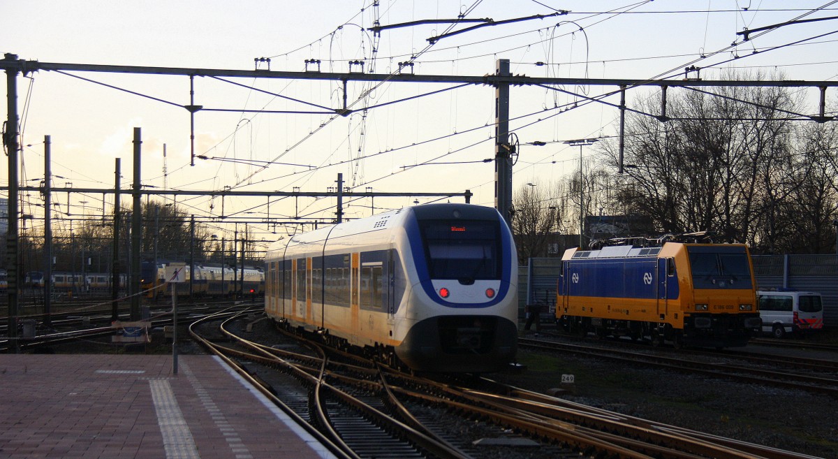 Ein Nachschuss von ET 2431 mit einem Regionalzug aus Rotterdam-Centraal(NL) nach Uitgeest(NL bei der Ausfahrt aus Rotterdam-Centraal(NL) bei schönem Sonnenschein und Wolken am Nachmittag vom 4.1.2015.