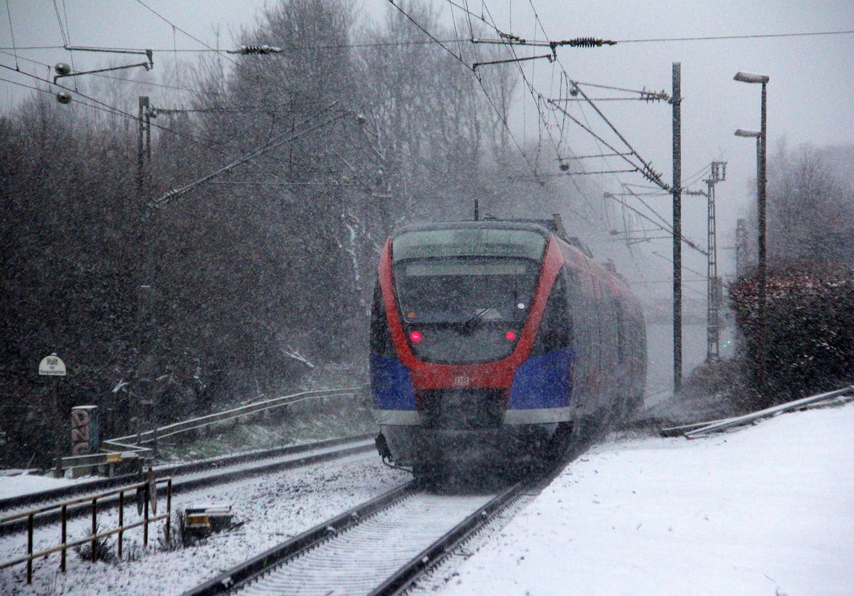 Ein Nachschuss von der Euregiobahn (RB20) kammen aus Langerwehe,Stolberg-Altstadt nach Stolberg-Rheinland-Hbf und hielten in Kohlscheid und fährt in Richtung Herzogenrath. Aufgenommen von Bahnsteig 1 in Kohlscheid. 
Bei leichtem Schneefall am Eiskalten Nachmittag vom 22.1.2019.