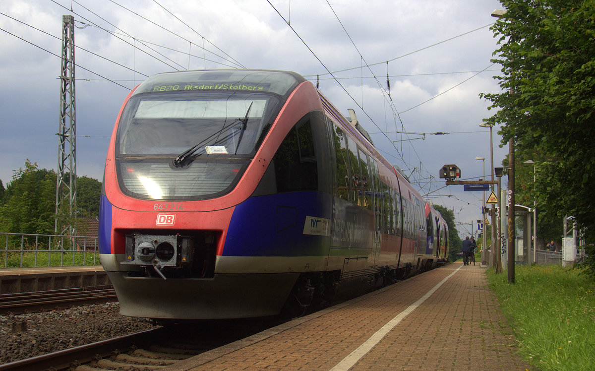 Ein Nachschuss von der Euregiobahn (RB20) kommt aus Düren,Stolberg-Altstadt-Rheinland nach Stolberg-Rheinland-Hbf und hält in Kohlscheid und fährt in Richtung Herzogenrath. 
Aufgenommen von Bahnsteig 1 in Kohlscheid.
Bei Sonnenschein und Wolken am Nachmittag vom 13.6.2018.