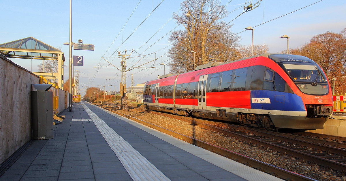 Ein Nachschuss von der Euregiobahn (RB20) kommt aus Düren nach Stolberg-Rheinland-Hbf und hält in Kohlscheid und fährt in Richtung Herzogenrath.
Aufgenommen vom Bahnsteig 2 in Kohlscheid.
Bei Sonnenschein am Kalten Nachmittag vom 25.12.2018.