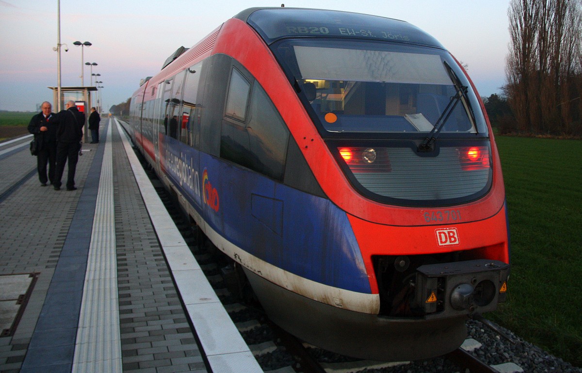 Ein Nachschuss von der Euregiobahn (RB20) steht in Eschweiler-Sankt-Jöris in der Abendstimmung am Abend vom 22.11.2014.