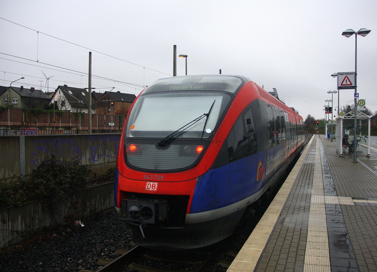 Ein Nachschuss von der Euregiobahn (RB20) steht in Langerwehe bei Regenwetter am Kalten 13.12.2014.