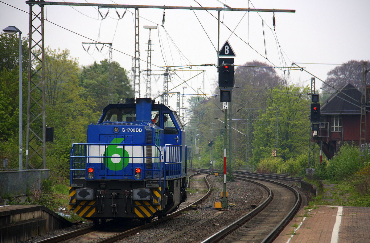 Ein Nachschuss von der G 1700 BB steht vor einem Signal und wartet auf die Abfahrt nach Mönchengladbach.
Aufgenommen vom Bahnsteig 3 in Rheydt-Hbf. 
Bei Wolken am Nachmittag vom 5.5.2017.