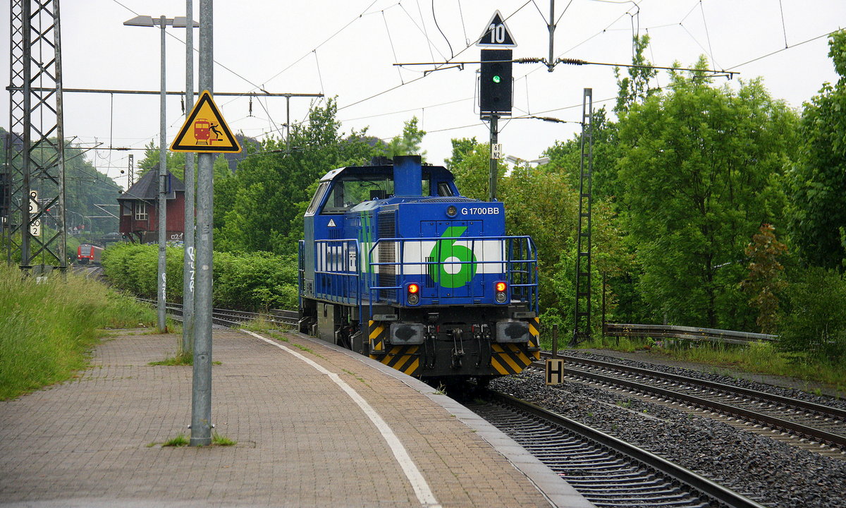 Ein Nachschuss von der G 1700 BB und fuhr als Lokzug aus Wegberg-Wildenrath(D) nach Mönchengladbach-Hbf und fuhr durch den Rheydter-Hbf in Richtung Mönchengladbach-Hbf. Aufgenommen vom Bahnsteig 2 in Rheydt-Hbf.
Bei Regenwetter am Nachmittag vom 19.5.2017.