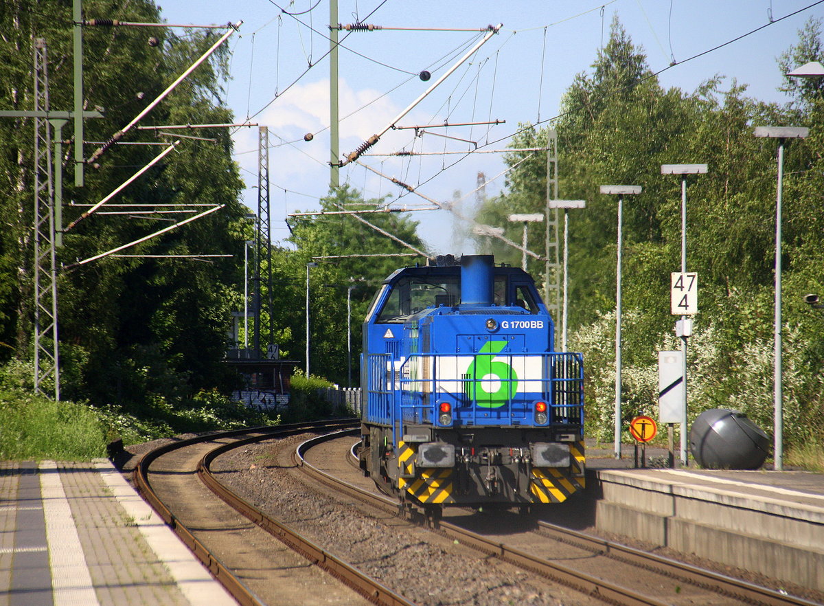 Ein Nachschuss von der G 1700 BB und kommt als Lokzug aus Aachen-West nach Wegberg-Wildenrath(D) und kam aus Richtung Aachen-West,Laurensberg,Richterich,Kohlscheid,Herzogenrath,Palenberg,Zweibrüggen,Frelenberg,Geilenkirchen,Süggerath,Lindern,Brachelen,Hückelhoven-Baal,Baal und fuhr durch Erkelenz in Richtung Herrath,Beckrath,Wickrath. 
Aufgenommen vom Bahnsteig 1 in Erkelenz. 
Bei Sommerwetter am Nachmittag vom 6.6.2017.