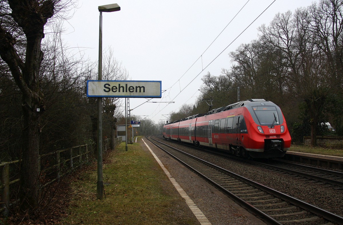 Ein Nachschuss von der Hamsterbacke 442 708 DB  fährt als RB82 von Wittlich-Hbf nach Perl und fährt in Sehlem ein in Richtung Trier. 
Bei Nebelwolken am Kalten Mittag vom 16.2.2015.