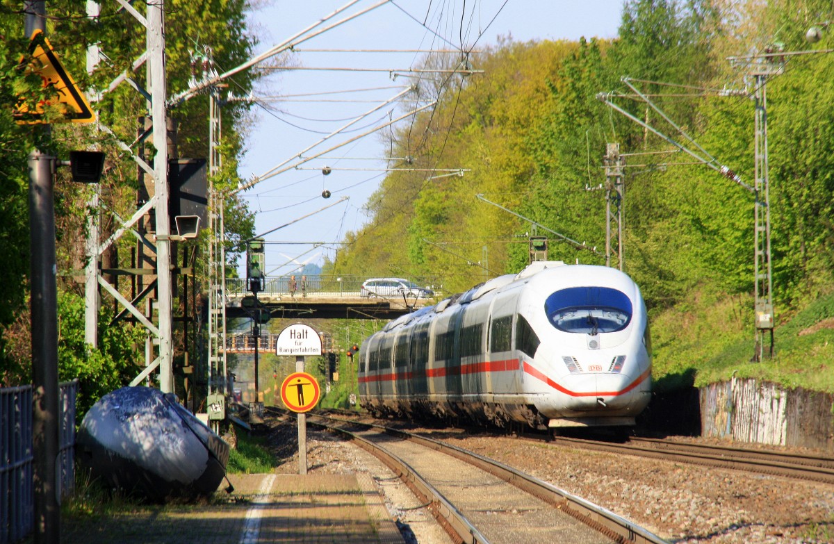 Ein Nachschuss vom ICE3  aus Brüssel-Süd-Frankfurt am Main kommt aus Richtung Aachen-West als Umleiter und fährt durch Kohlscheid und fährt in Richtung Herzogenrath,Neuss bei schönem Frühlingswetter am 19.4.2014. 