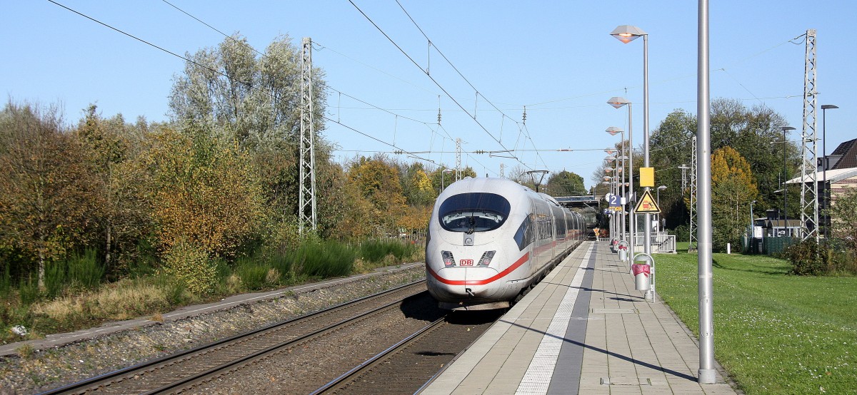 Ein Nachschuss ICE3 aus Brüssel-Süd-Frankfurt am Main kommt durch Übach-Palenberg als Umleiter aus Richtung Aachen-Hbf,Aachen-Schanz,Aachen-West,Laurensberg,Richterich,Kohlscheid,Herzogenrath und fährt in Richtung Zweibrüggen,Frelenberg,Geilenkirchen,Süggerrath,Lindern,Brachelen,Hückelhoven-Baal,Baal,Erkelenz,Herrath,Beckrath,Wickrath,Rheydt. Bei schönem Novemberwetter am Mittag vom 2.11.2014.