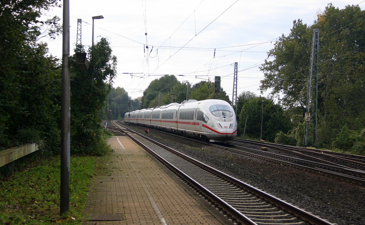 Ein Nachschuss vom ICE3 aus Frankfurt am Main-Brüssel-Süd kommt durch Kohlscheid als Umleiter aus Richtung Neuss,Herzogenrath und fährt in Richtung Aachen-West,Hbf und fährt die Kohlscheider-Rampe hoch nach Aachen-West bei Sonne und Wolken am 11.10.2014.