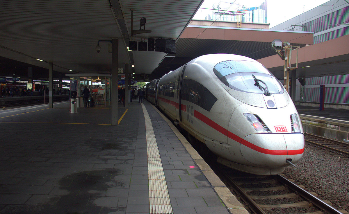 Ein Nachschuss vom ICE3 aus Nürnberg-Hbf nach Essen-Hbf in Düsseldorf-Hbf.
Aufgenommen am Bahnsteig vom 18 in Düsseldorf-Hbf.
Am Morgen vom 22.5.2019.
