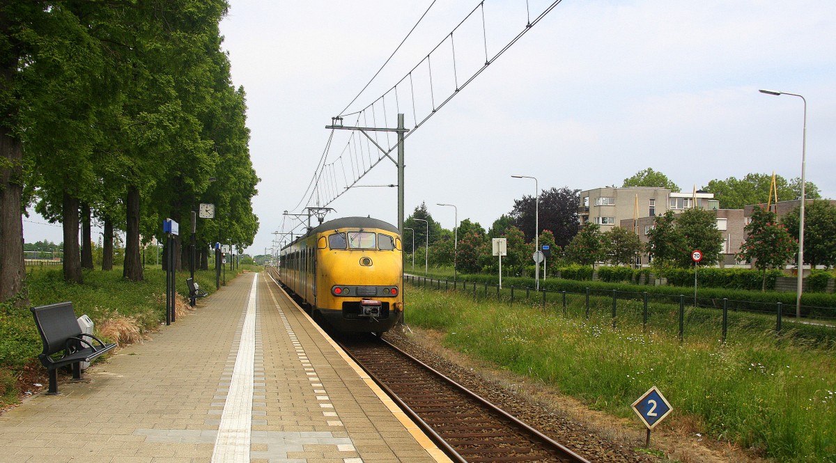 Ein Nachschuss vom Plan V 472 mit Regionalzug aus Maastricht-Randwyck(NL) nach Roermond(NL) und hilt in Geleen-Lutterade(NL) und fuhr dann weiter in Richtung Sittard(NL). 
Aufgenommen in Geleen-Lutterade(NL). 
Bei Sonne und Regenwolken am Nachmittag vom 25.5.2015.