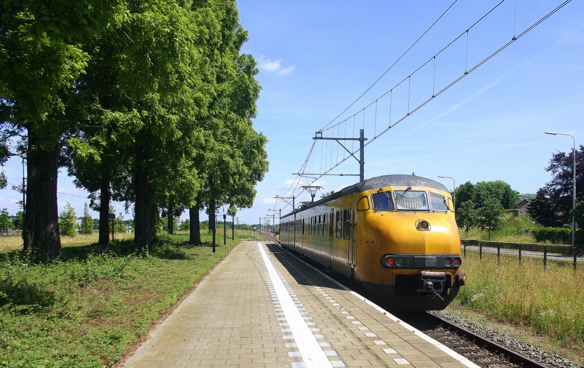 Ein Nachschuss vom Plan V 472 mit Regionalzug aus Maastricht-Randwyck(NL) nach Roermond(NL) und hilt in Geleen-Lutterade(NL) und fuhr dann weiter in Richtung Sittard(NL). Aufgenommen in Geleen-Lutterade(NL). 
Bei schönem Sonnenschein am Mittag vom 14.6.2015. 