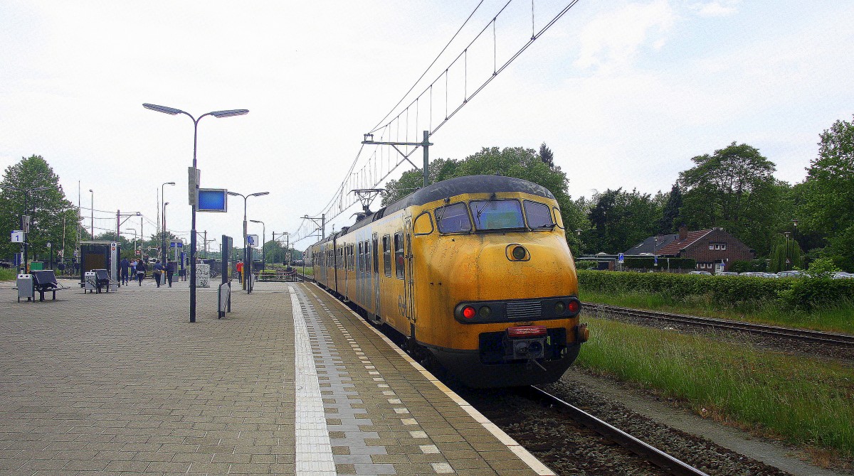 Ein Nachschuss vom Plan V mit Regionalzug RE 6843 Roermond(NL) nach Maastricht-Randwyck(NL) und hilt in Geleen-Lutterade(NL) und fuhr dann weiter in Richtung  Maastricht(NL). 
Aufgenommen in Geleen-Lutterade(NL). 
Bei Sonne und Regenwolken am Nachmittag vom 25.5.2015.