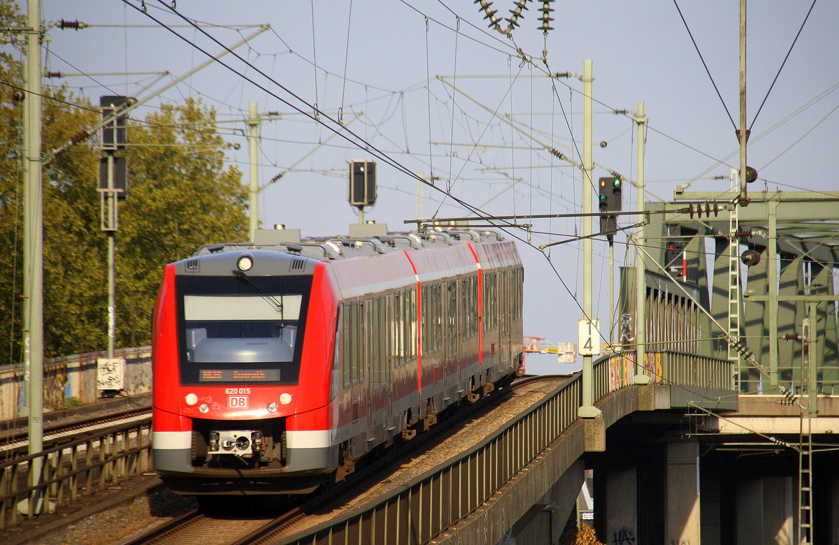 Ein Nachschuss von der RB 25 von Köln-Hansaring nach Overath und fuhr eine Eisenbahnbrücke hoch in Köln-Messe-Deutz. 
Aufgenommen von Bahnsteig 7 in Köln-Messe-Deutz. 
Bei schönem Frühlingswetter am Abend vom 30.4.2017. 