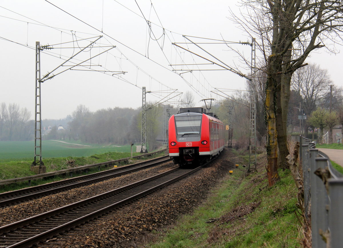 Ein Nachschuss von der RB33 von Aachen-Hbf nach Duisburg-Hbf,Heinsberg(Rheinland) und kommt aus Richtung Aachen-Hbf,Aachen-Schanz,Aachen-West,Laurensberg,Richterich,Kohlscheid,Herzogenrath,Hofstadt,Finkenrath und fährt durch Rimburg-Übach-Palenberg in Richtung Übach-Palenberg,Zweibrüggen,Frelenberg,Geilenkirchen,Süggerath,Lindern,Brachelen,Hückelhoven-Baal,Baal,Erkelenz,Herrath,Beckrath,Wickrath.
Aufgenommen von Bruchhausener Straße in Rimburg im Wurmtal. 
Bei Wolken am Nachmittag vom 9.4.2018.