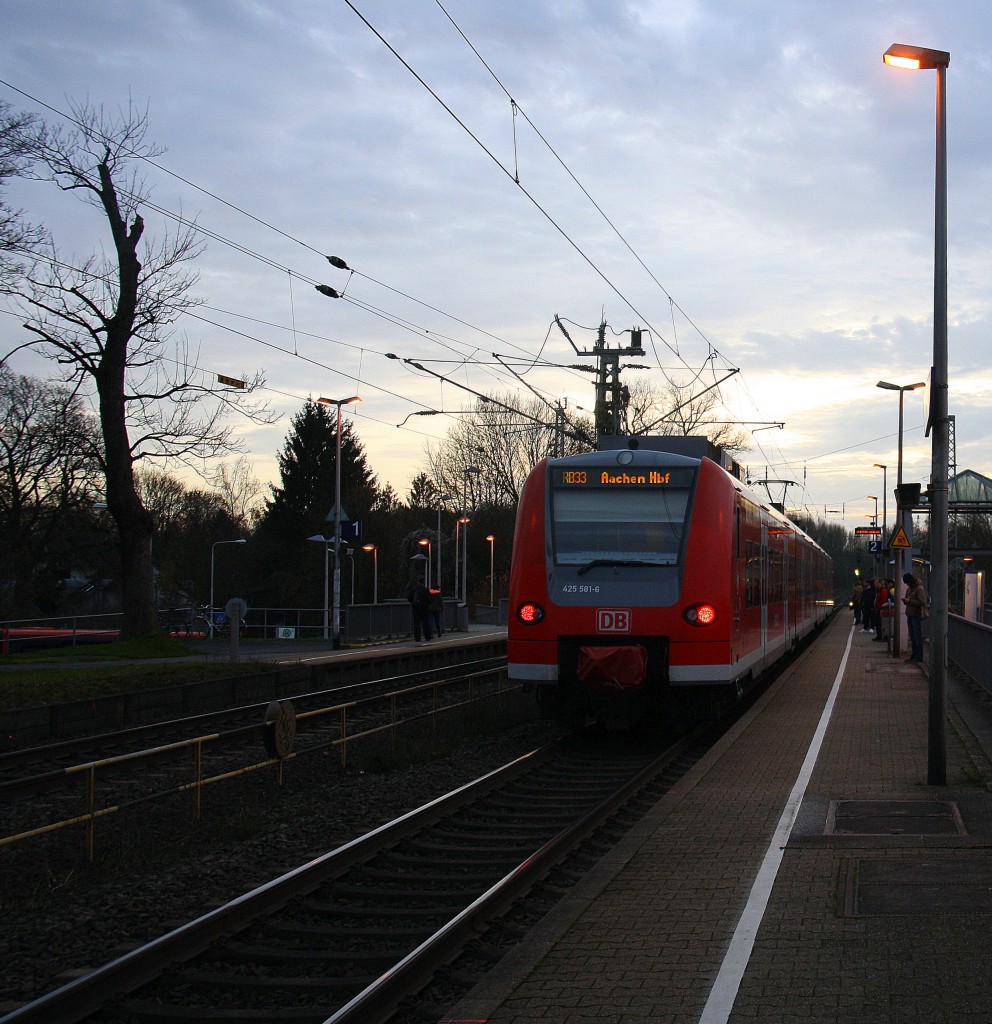 Ein Nachschuss von der RB33 (Rhein-Niers-Bahn) kommt aus Duisburg-Hbf nach Aachen-Hbf und hilt in Kohlscheid und fährt in Richtung  Richterich,Laurensberg,Aachen-West,Aachen-Schanz,Aachen-Hbf. 
Bei Sonne und Wolken am Nachmittag vom 17.12.2015.
Und das ist mein 5300tes Bahnbild bei http://WWW.Bahnbilder de.