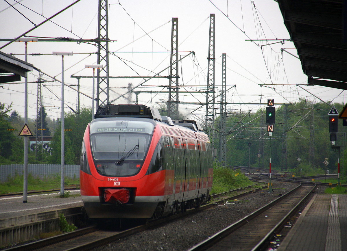 Ein Nachschuss von der RB38 von Grevenbroich nach Düsseldorf-Hbf und fuhr in Richtung Neuss.
Aufgenommen vom Bahnsteig 1 in Grevenbroich.
Bei Wolken am Nachmittag vom 5.5.2017.